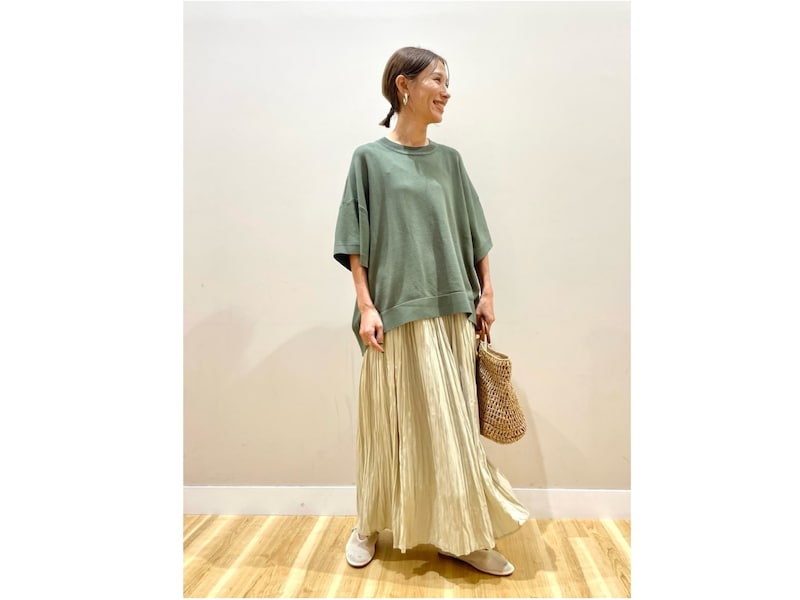 素材を変えれば、同じようなゆったりサイズのシルエットでも季節にフィット　出典：WEAR