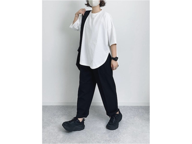 足もとがもたつかず合わせやすいテーパードパンツ　出典：WEAR