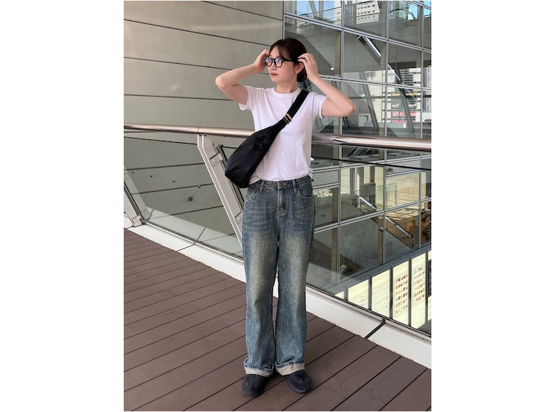 クリアレンズのサングラスをシンプルコーデのポイントに　出典：WEAR