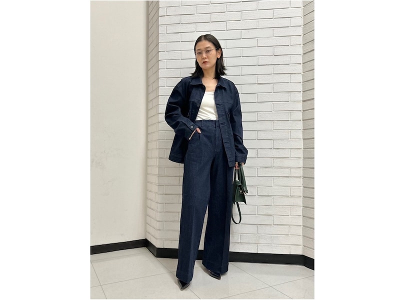 同じデニム素材のジャケットを羽織ってきれいめに 出典:StyleHint