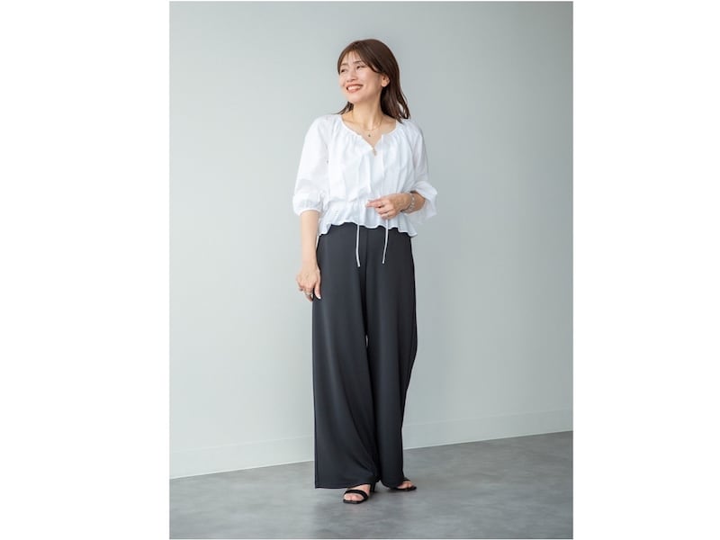 フェミニンなブラウスに合わせて、楽ちんかつ大人かわいい着こなしに 出典:StyleHint