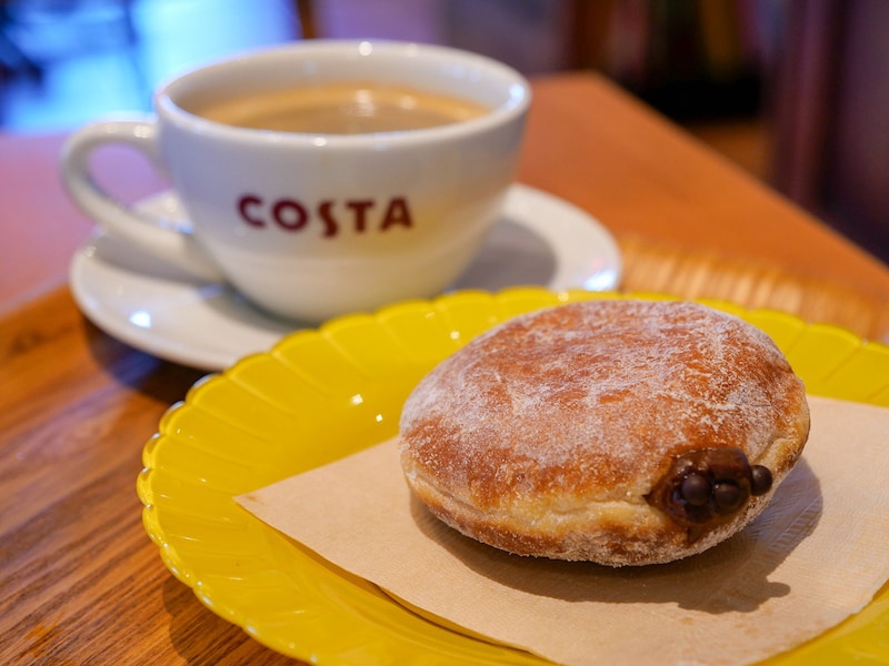 すべてのパンはドリンクオーダーで店内・テラス席でのイートインも可。画像は生ドーナツ ショコラ(374円)とオリジナルブレンドコーヒー(418円)※イートイン価格