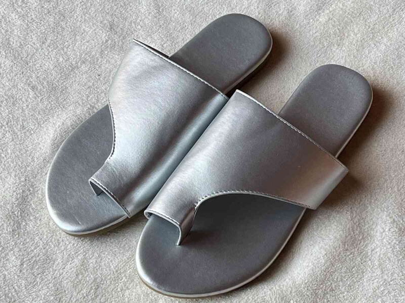 3COINSのサンダル「フェイクレザートングサンダル」