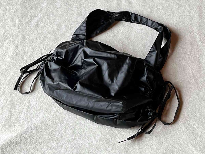 スリーコインズの「ギャザートートバッグ」はギャザーで雰囲気やサイズを変えられる