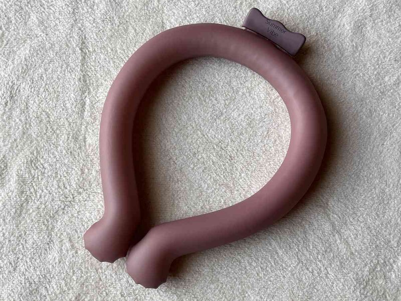 スリーコインズのネッククーラー「クールネックバンド」は特徴的な形をしている