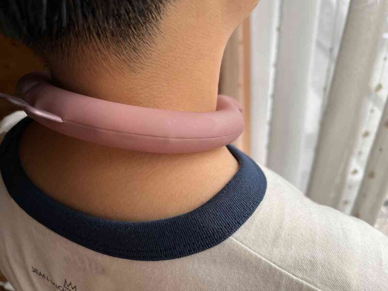 スリーコインズのネッククーラー「クールネックバンド」は首にかけるだけなので手間要らず