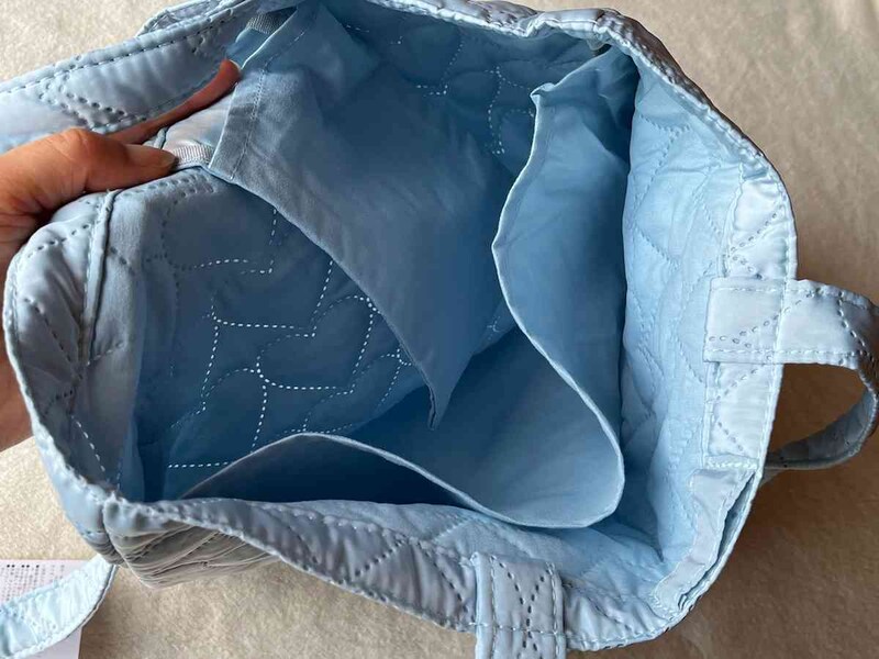 スリーコインズの「参戦トートバッグ／推し活」の内側にはポケットや仕切りがある