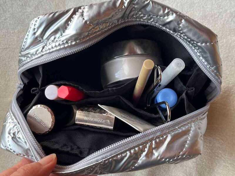 スリーコインズの「仕切りポーチ／推し活」はメイクアイテムもたくさん入る