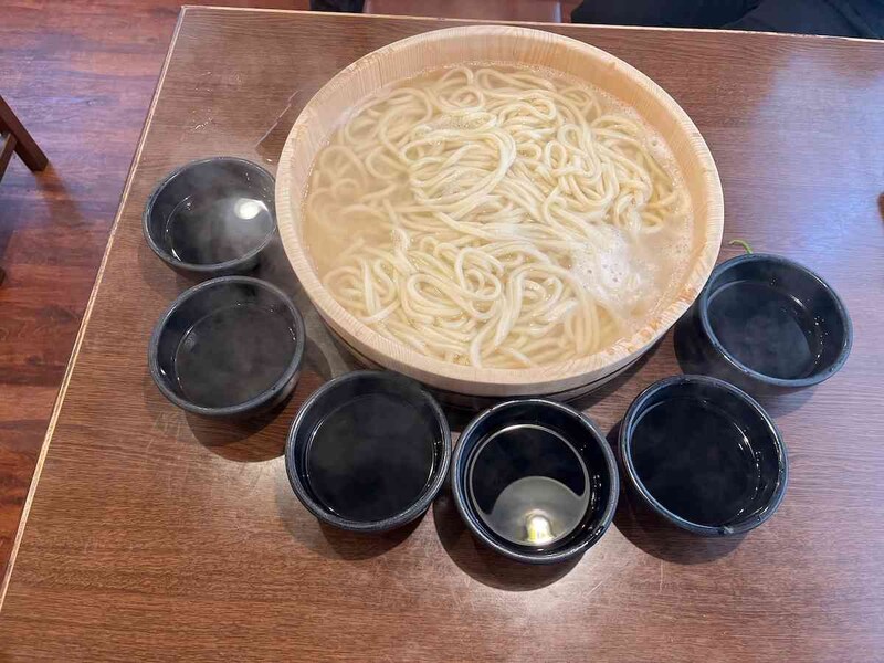 丸亀製麺の「釜揚げ家族うどん」は6人前でこしがあって美味しい