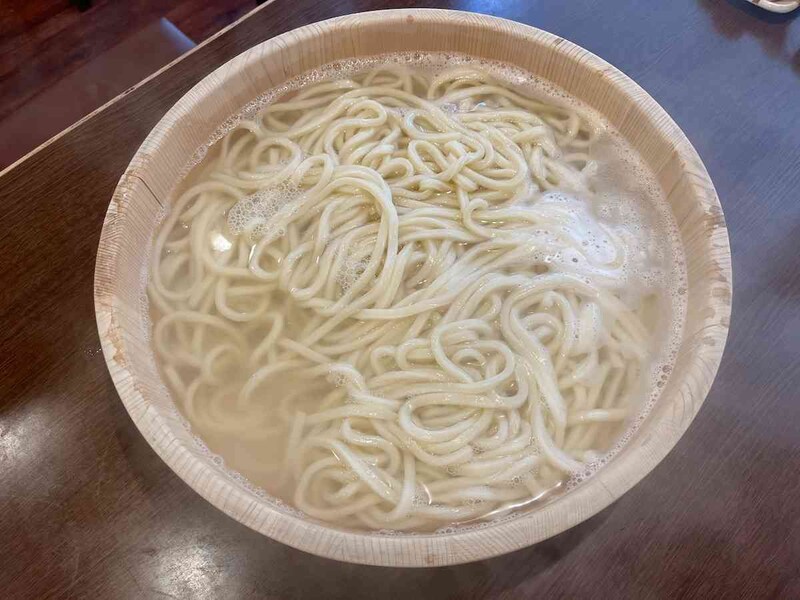 丸亀製麺の「釜揚げ家族うどん」は6人前