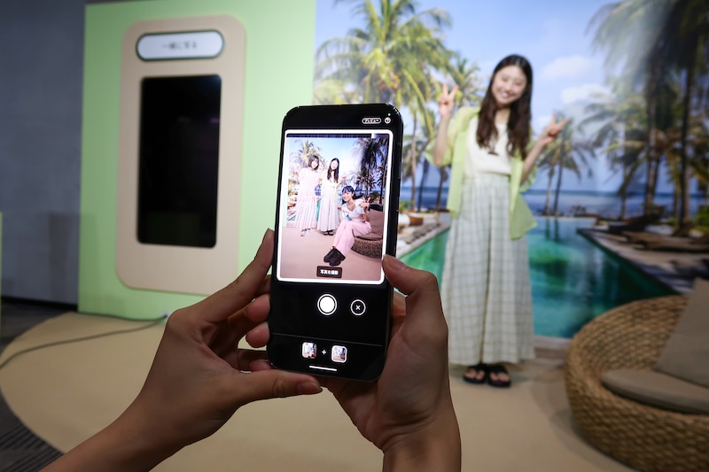  「一緒に写る」撮影モードで撮影している様子