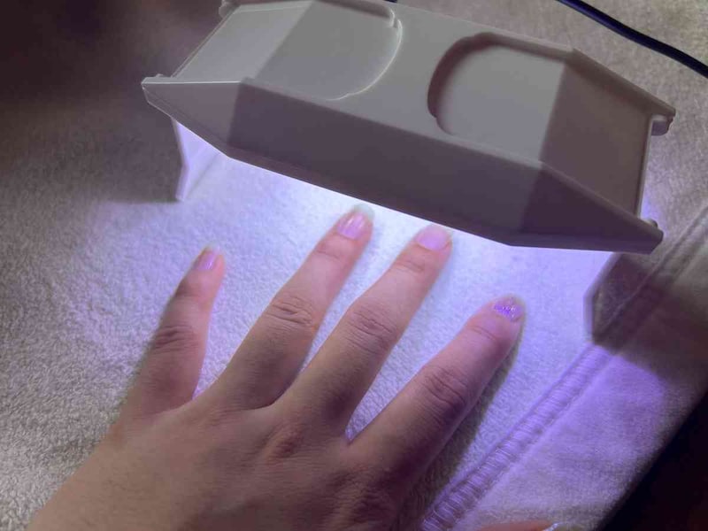 スイッチを押すと約1分間点灯します。長押し(約3秒)で約2分間点灯