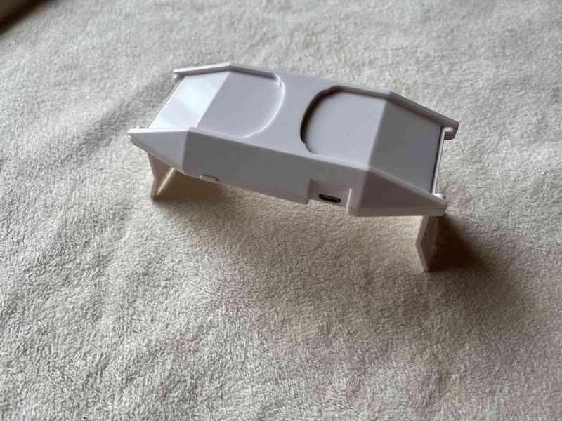 ダイソーの「UV-LEDライト」は折りたたみ式