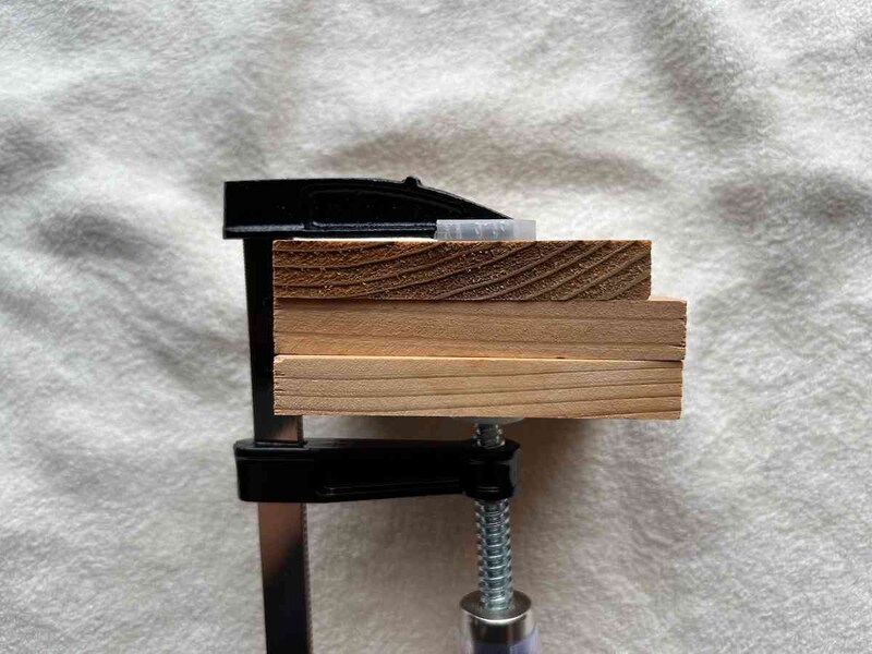 ダイソーの「F型クランプ約50×200mm」はネジを緩めて材料をはさみ、固定していく