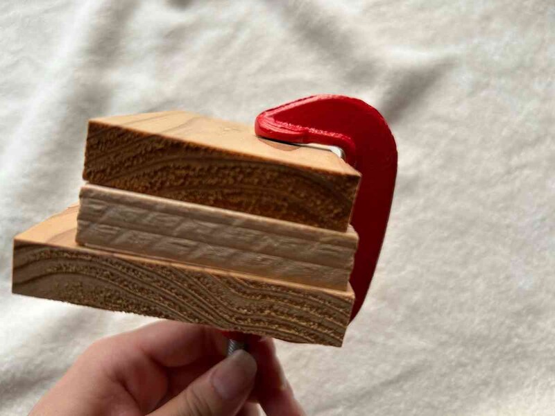 ダイソーの「C型クランプ50mm」は材料を簡単に固定できる