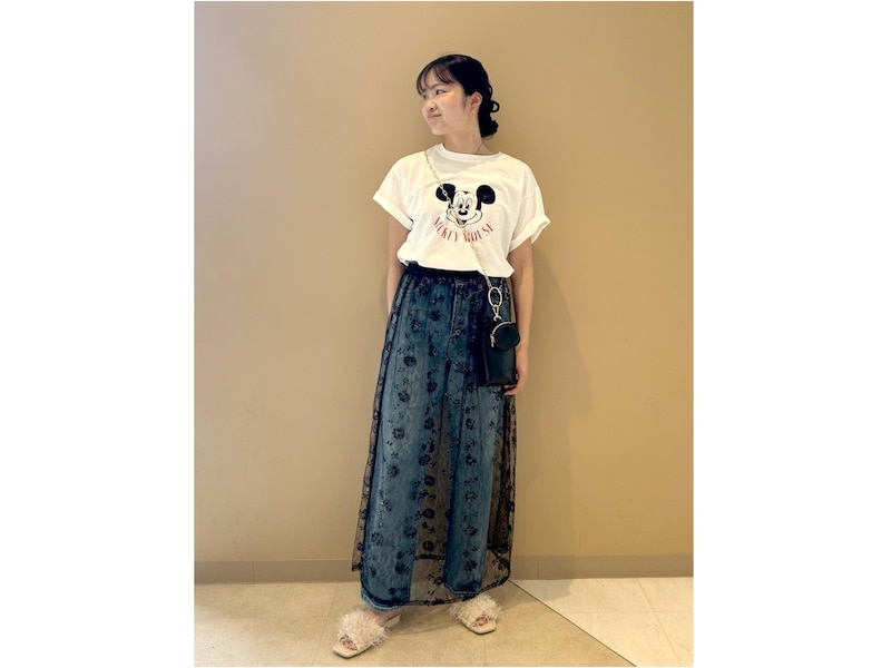 マルチケースつきショルダーはミッキーTシャツのカジュアルさにもマッチ　出典：WEAR