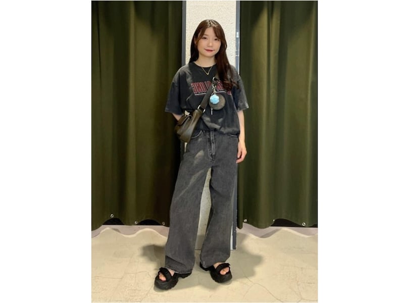 ショルダーバッグとは別にすぐ取り出したい小物を入れられて便利　出典：WEAR