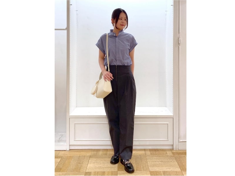 スクエア型ミニトートバッグにポーチがついているものはきれいめな印象　出典：WEAR