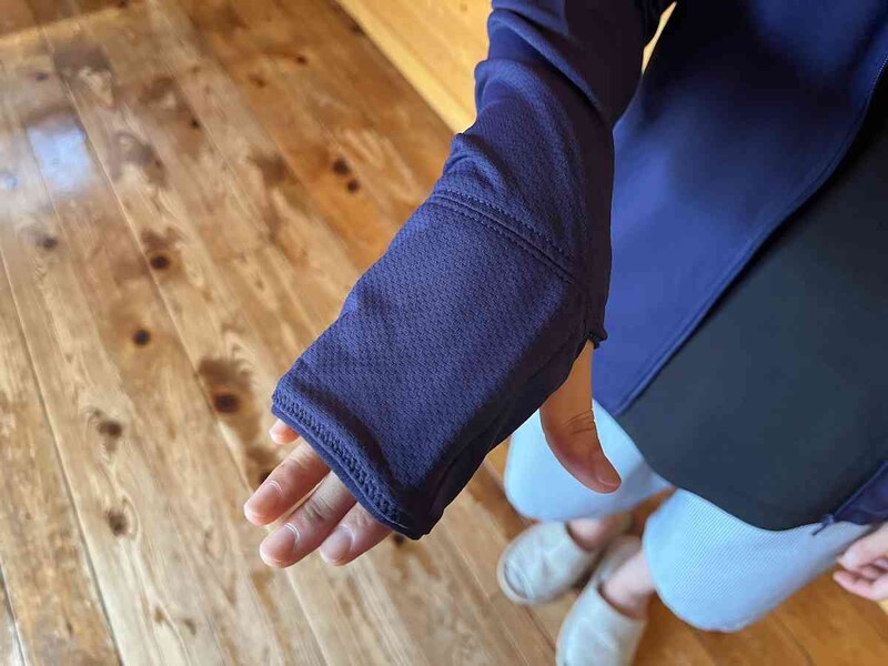 ワークマンの「UVサンガードパーカー」はサムホールつき