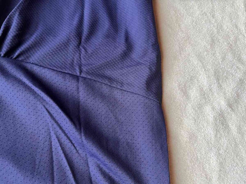 ギャザーの上と下でメッシュの生地感が違う