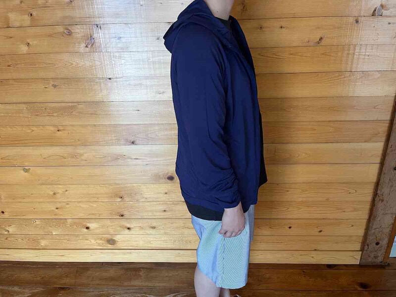 ワークマンの「UVサンガードパーカー」のMサイズを身長155cmの女性が着用