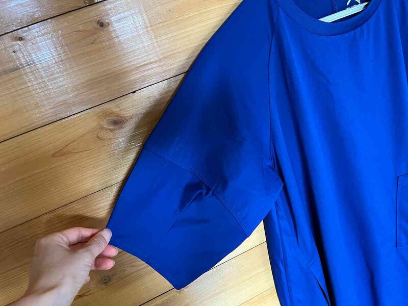 ワークマンの「レディースドライサイドポケットランタンスリーブワンピース」は袖がランタンのように膨らんでいる