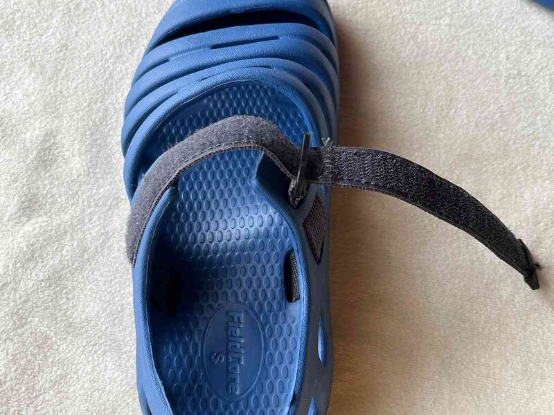 ワークマンの「ボーンサンダル」はマジックテープのバンドで調整する