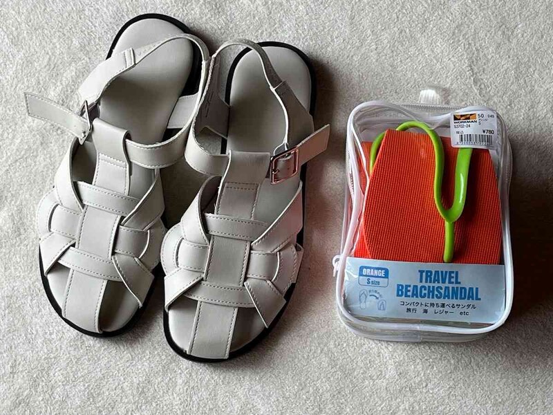 ワークマンの「レディースグルカサンダル」（左）、「ビーチサンダル」（右）