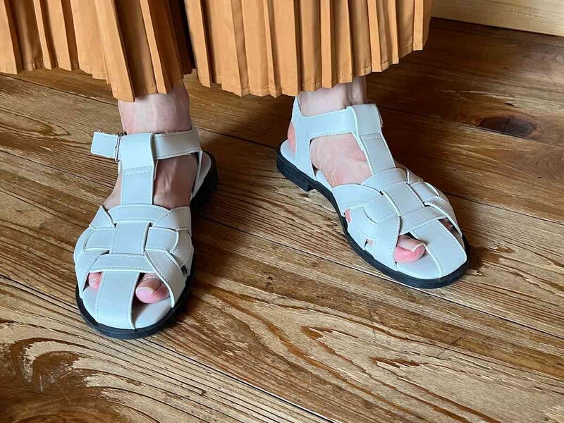 ワークマンの「レディースグルカサンダル」はレザー調で高見えする