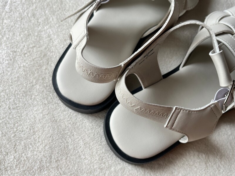 ワークマンの「レディースグルカサンダル」のかかとはゴム