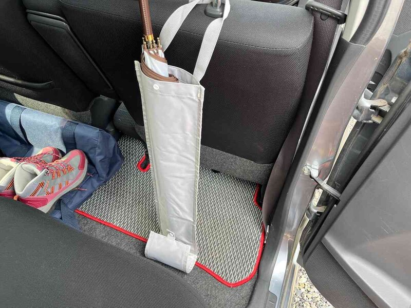 スリーコインズの「CAR傘カバー」があれば傘が濡れていても安心できる