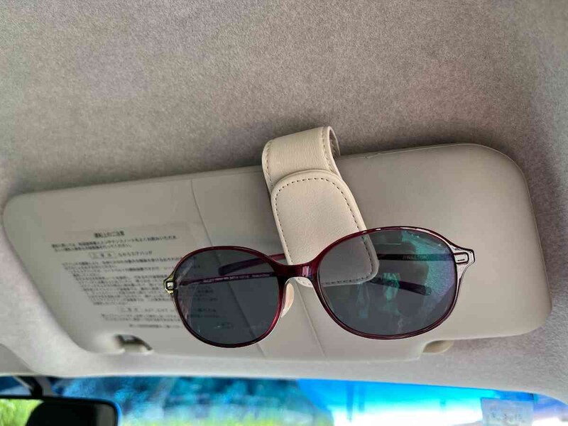 スリーコインズの「CARサングラスホルダー」はサンバイザーに差し込んで使う