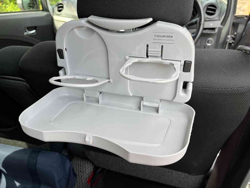 スリーコインズの「CAR ドリンクホルダー」はヘッドレストのシャフトに固定して使う