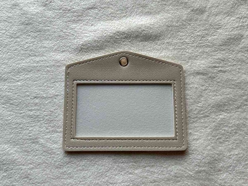 キャンドゥの「ちいかわ 窓付きカードケース」は透明の窓があって収納するものの判別がしやすい