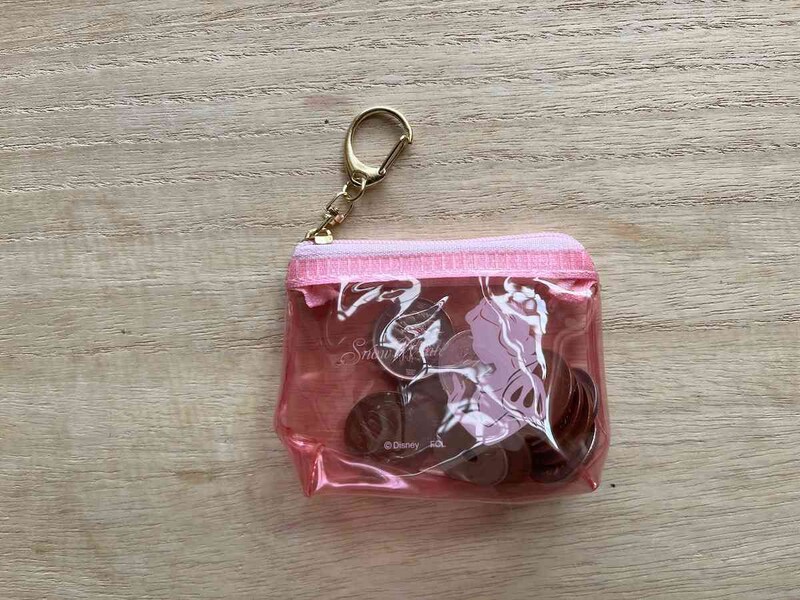 キャンドゥの「ディズニープリンセス／クリアミニポーチ 白雪姫」は小銭入れにもなる