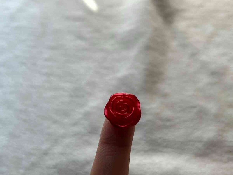 キャンドゥの「デコレーションシール バラ&ハート 暖色」のパーツは小さめ