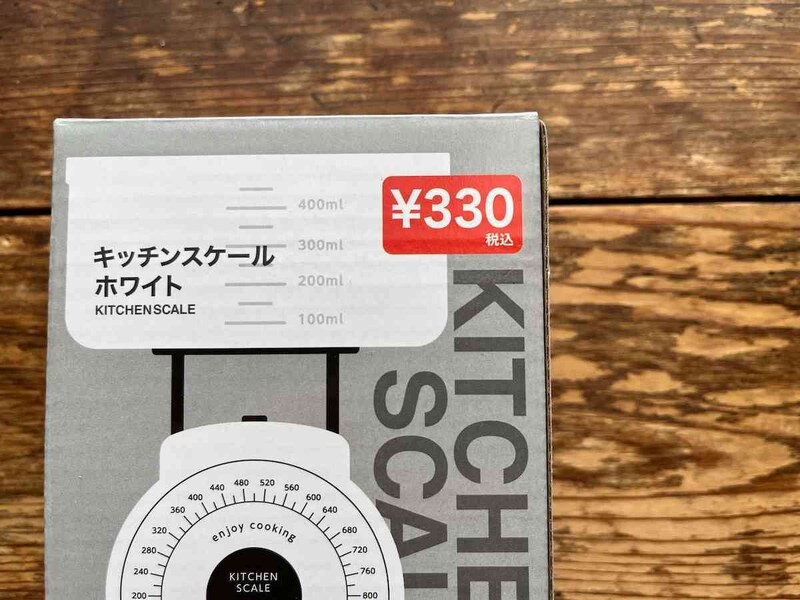 キャンドゥのはかり「キッチンスケール 1kg ホワイト」の価格は330円（税込）