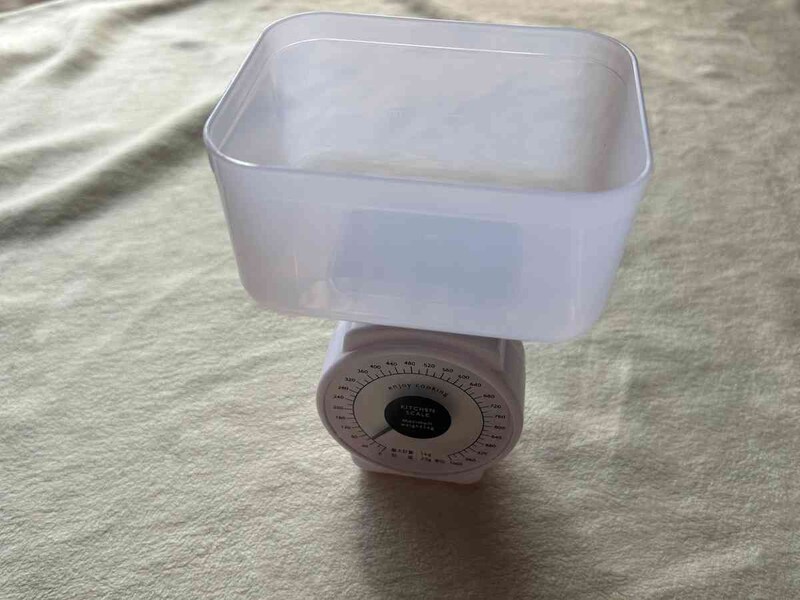 キャンドゥのはかり「キッチンスケール 1kg ホワイト」は計量容器を使う