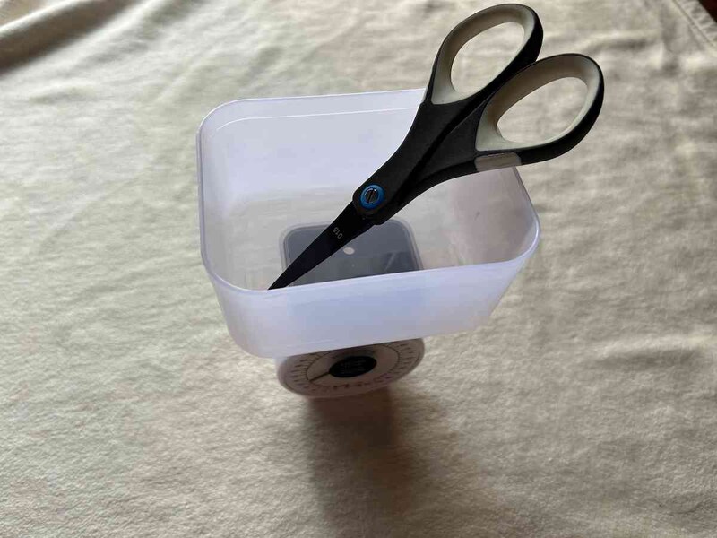 キャンドゥのはかり「キッチンスケール 1kg ホワイト」の計量容器から出ると測りづらい