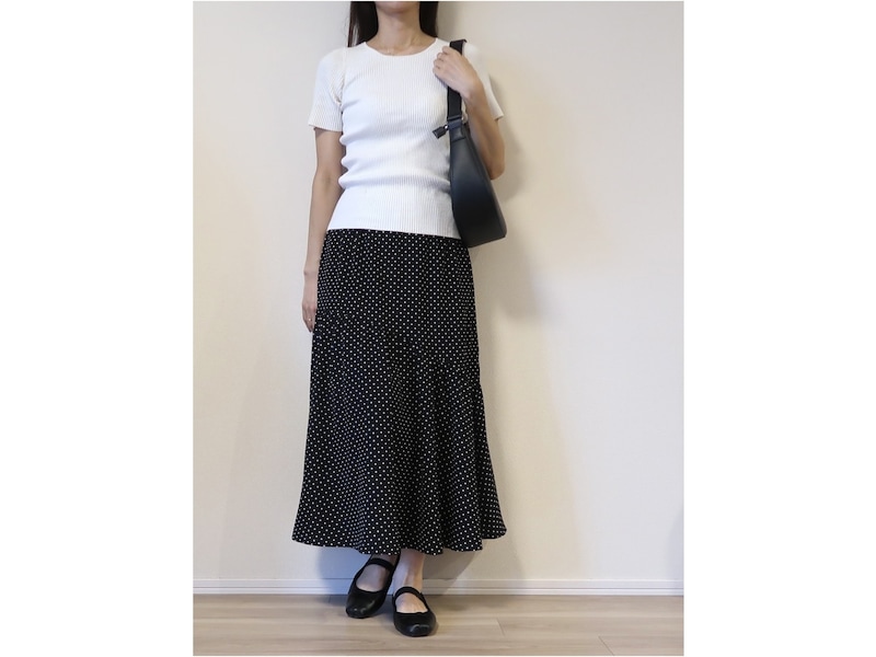 リブニット&細かなドット柄スカートに合わせて甘めコーデに