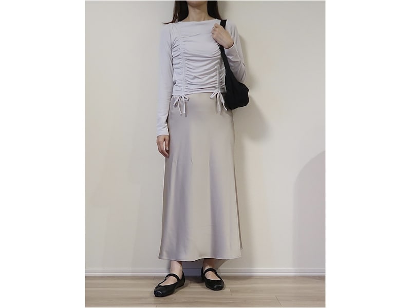 ベージュのサテンスカートを合わせ、ライトなトーンで秋はじめコーデに