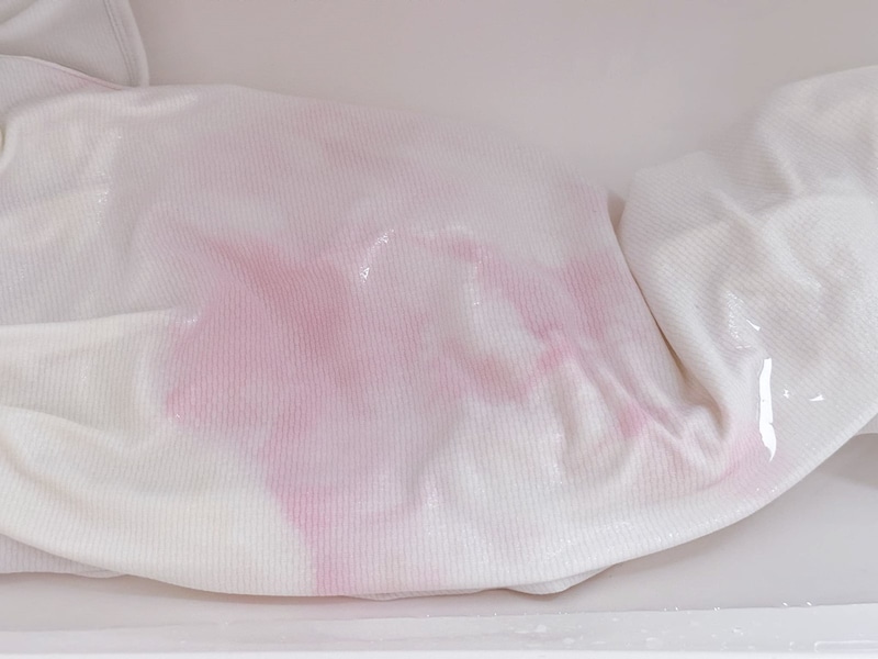 日焼け止めクリームが残っていて塩素系漂白剤でピンクになった衣類