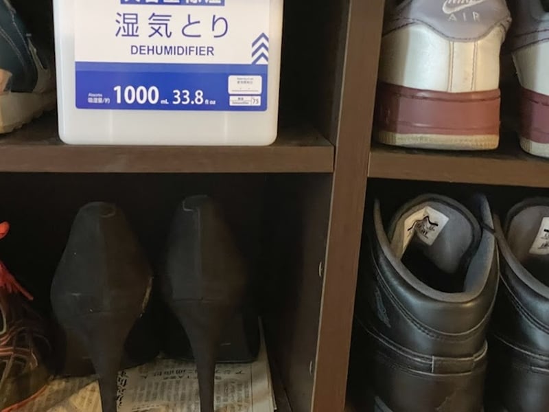 新聞紙を敷いたり除湿剤を入れるのも効果的