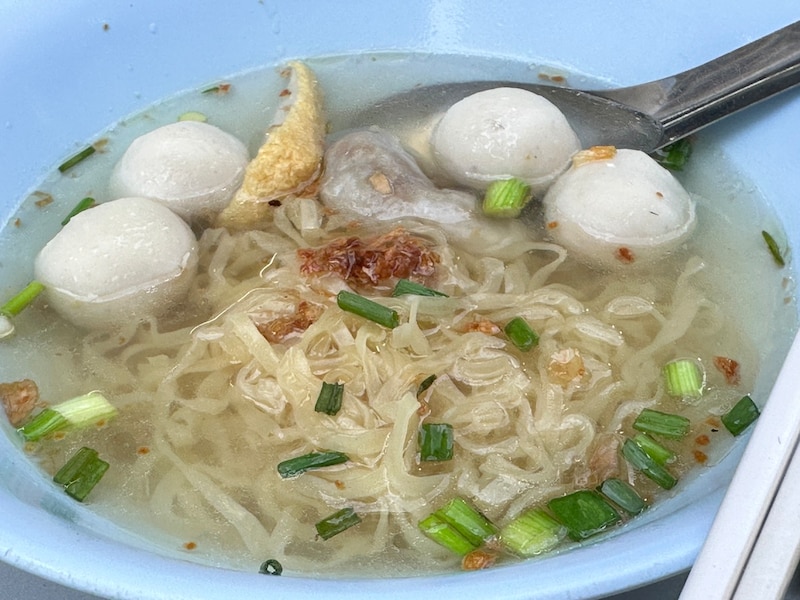 バンコクの屋台「リムラオゴウ」のバミー