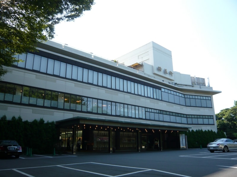 不忍池を一望できる高台に建つ『上野精養軒』