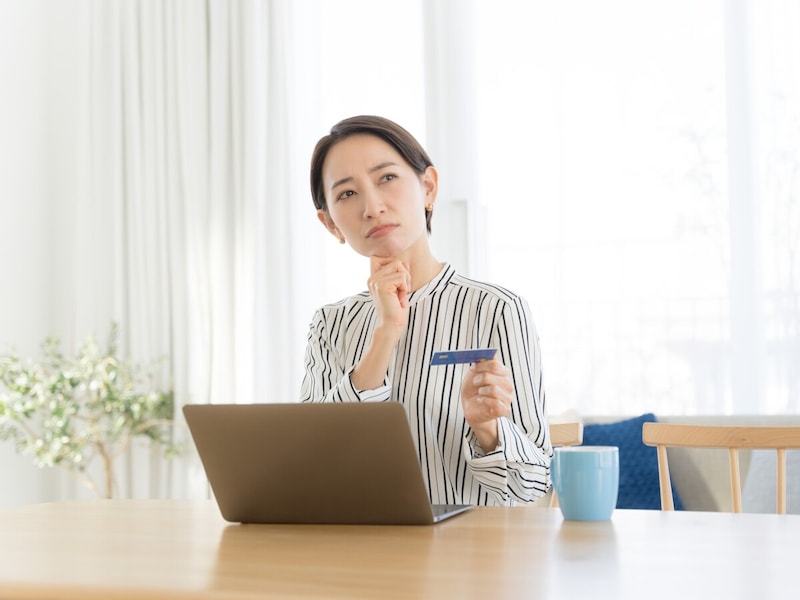 普通預金のみを利用していると言う人もいますが、普通預金は元本保証があるものの低金利の金融商品です。どのようなデメリットがあるのかを知った上で、必要な額だけを普通預金に入金しておくと良いですね