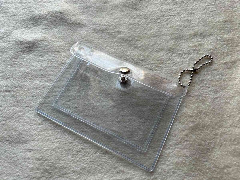 キャンドゥの「クリアポーチ(カード収納付)」は収納箇所が2つある