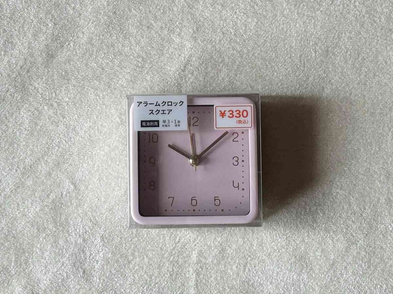 キャンドゥの「アラームクロックスクエア」は330円（税込）でお得