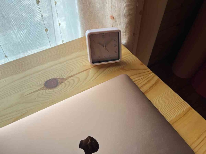 キャンドゥの「アラームクロック スクエア」は小さめサイズ