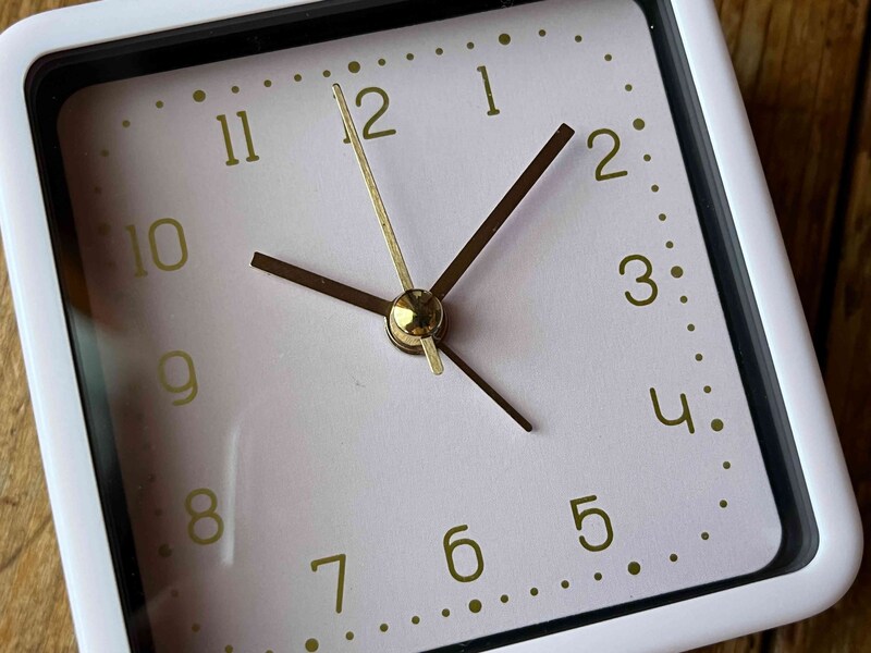キャンドゥの「アラームクロック スクエア」のアラームの時刻は針で決める